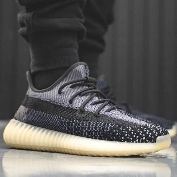 這招狠！ Yeezy Boost 350 V2 兩雙神秘配色高清照無預警釋出，鞋迷：不愧是登上《福布斯》的男人