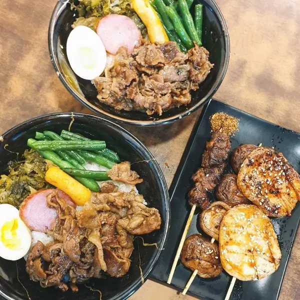 看到報稅金額心在淌血嗎？激推台北 5 家超平價美食，200 元就能擺滿一桌，月底不用再吃土！