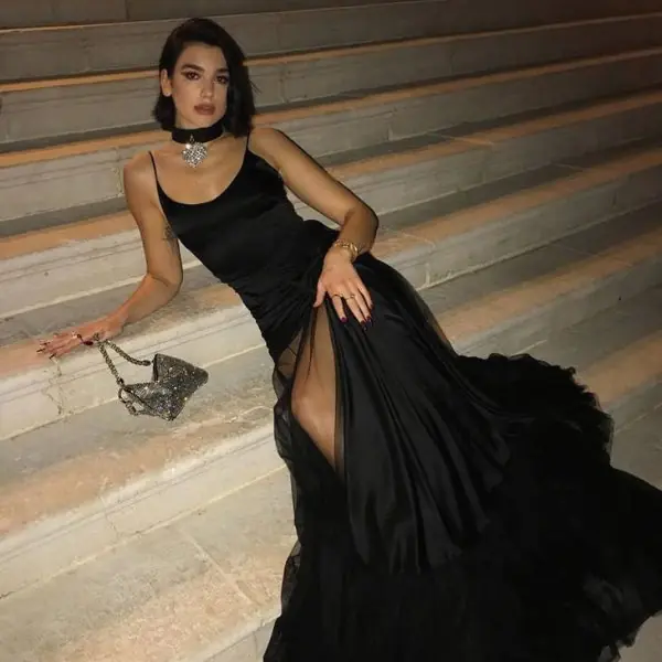超反差！回顧 Dua Lipa「氣質到不像話」的 5 大紅毯 Look，辣出質感才是真懂穿！