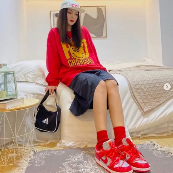 就說 Dunk SB 最適合女生穿了！各國潮妹親身示範 4 雙「近期最夯 SB 穿搭術」！每一雙都好正～