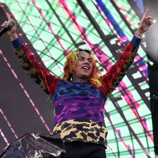 怕仇家尋仇？！6ix9ine 傳出在家後院自導自演新歌 MV！不敢請攝影師只好找保安掌鏡！網友：這陣容也太克難⋯