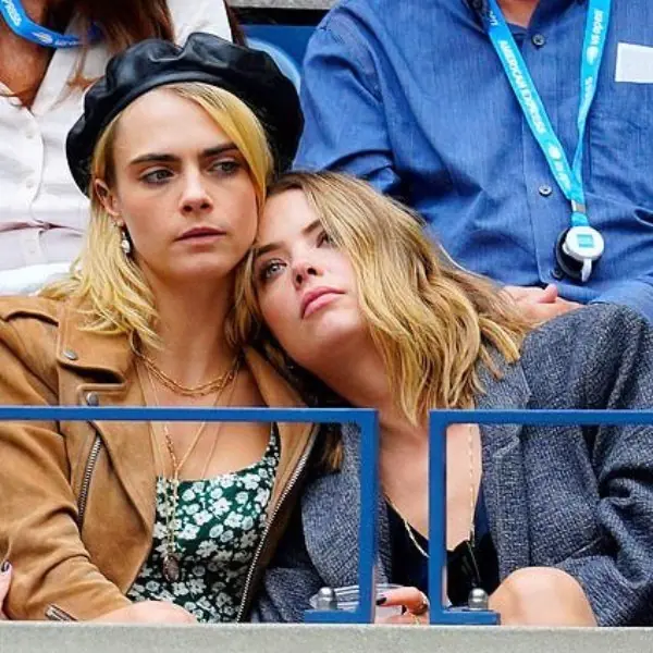英國超模卡拉與交往 2 年女演員 Ashley Benson 分手，兩人去年剛甜蜜舉行婚禮！