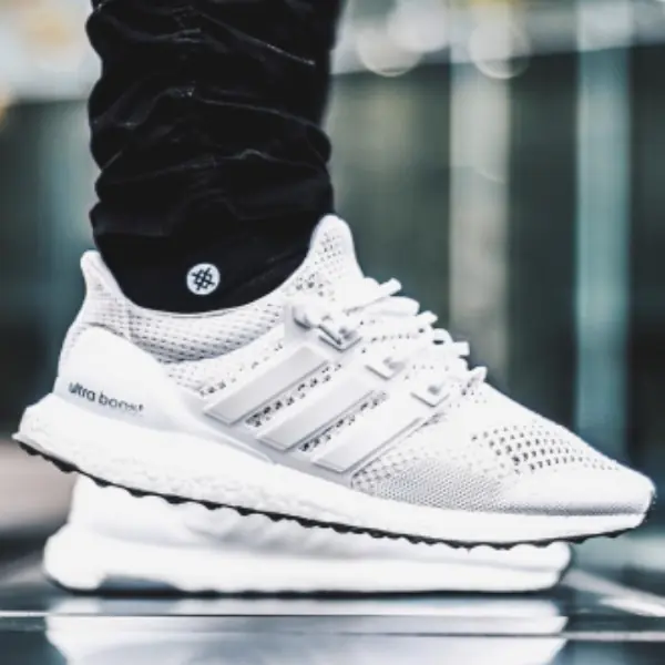 球鞋老司機都搶著買！adidas UltraBoost 1.0 全白配色「台灣」正式登陸，鞋迷：破萬聯名鞋都沒它好穿！