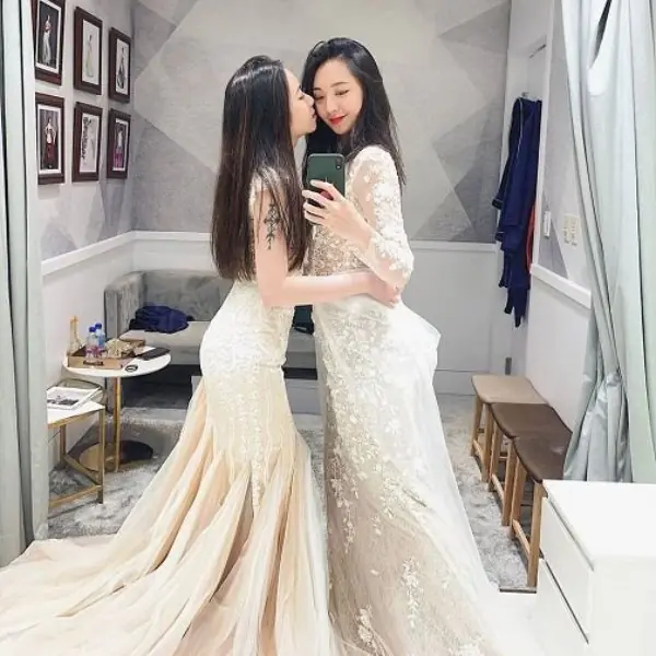 撲倒熱吻！高顏值「拉拉戀」突曬「透視婚紗」：妳的無名指我訂了