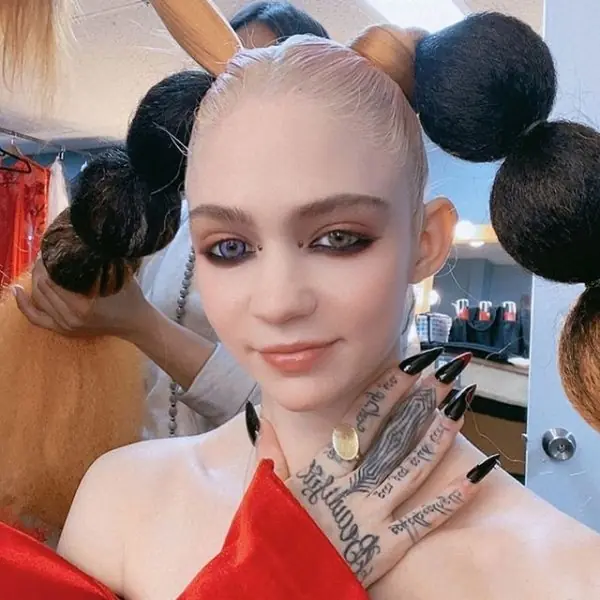 怎麼擄獲真人鋼鐵人的心？Elon Musk 的「怪怪系」女友 Grimes 靠的不是身材顏值，而是「這裡」！