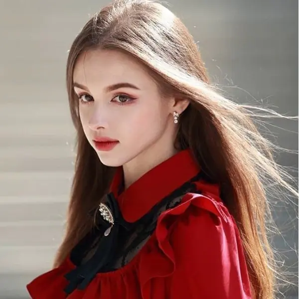 誰能抵擋？烏茲別克正妹唱 KPOP 歌曲超流利，「絕世美顏＋立體五官」爆紅，網友：我忘了她唱什麼了⋯