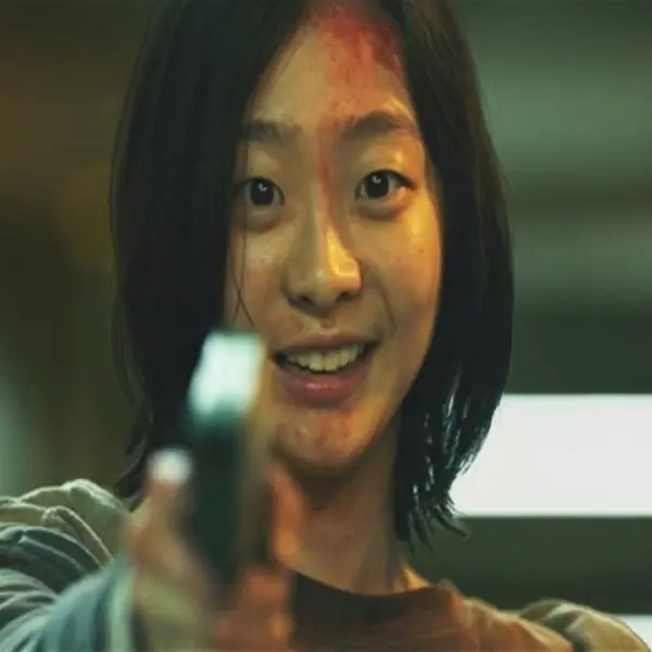 一巴掌打爆你！「怪物新人」金多美《魔女》續集再演殺人武器，導演透露首集掛掉的崔宇植將復活？