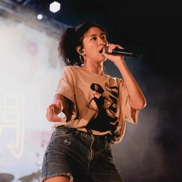 台灣之光無誤！9m88 成「亞洲第一位」在 LOEWE 直播演唱的女歌手，受邀原因背後有洋蔥⋯