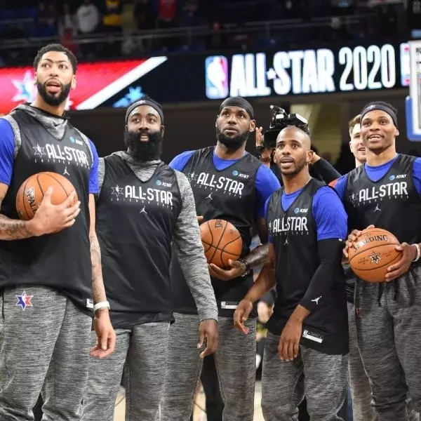 畫面太壯觀！詹皇、Curry 等 9 名大咖私下開會討論復賽事宜，豪華程度堪比「柱合會議」