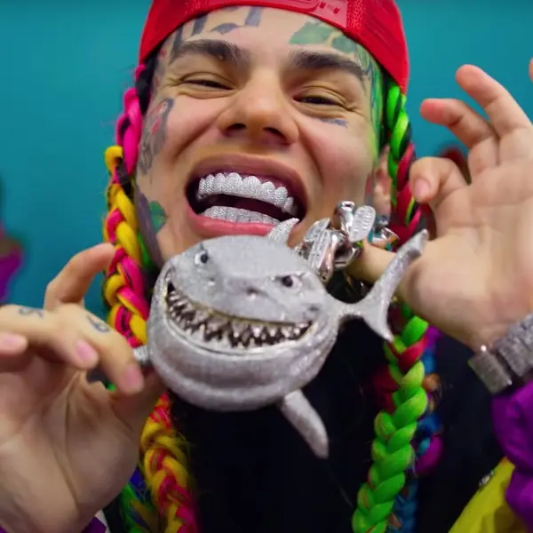 一棟房子掛在脖子上？饒舌歌手 6ix9ine 身上珠寶動不動就「破千萬台幣」！解析他的花式炫富法寶⋯