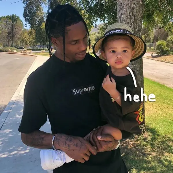 Travis Scott 兩歲女兒可愛到爆紅！擺一盆糖果在她面前要求媽媽回來才能吃，結果⋯