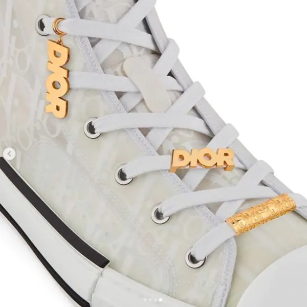 買不起 Dior x AJ1？不如試試這個 Dior 球鞋小物吧！隨便一雙都能變身爆款神鞋～