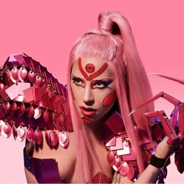 流行天后 LADY GAGA 正式宣佈 睽違四年全新大碟月底現身 預購活動推出丁字褲周邊商品  粉絲大讚：真的最了解我們
