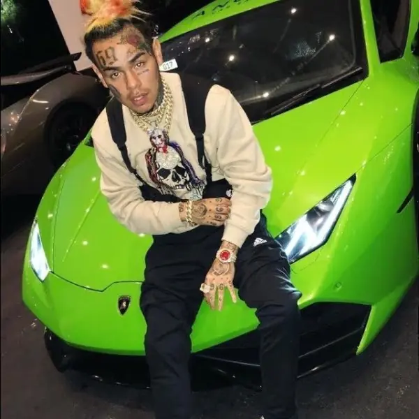 【老 J 推車】被追殺照樣高調炫富！特搜 6ix9ine 5 大名車收藏，千萬「彩虹法拉利」就是狂！