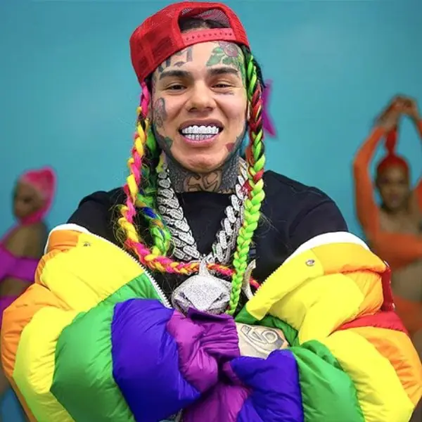 繼槓上小賈、亞莉安娜後，6ix9ine 再度宣布將在 5/22 發新歌，準備和 Lady Gaga 正面剛！