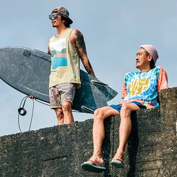 衝浪即生活，資深浪人的夏日對談 | Kerry Lu & 佐藤健二