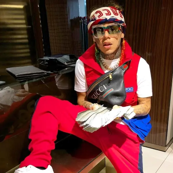 誰說男人就不用拿包？看 6ix9ine、朴敘俊 5 位「男神 icon」揹什麼名牌好貨，你與帥哥的距離就差這一個！