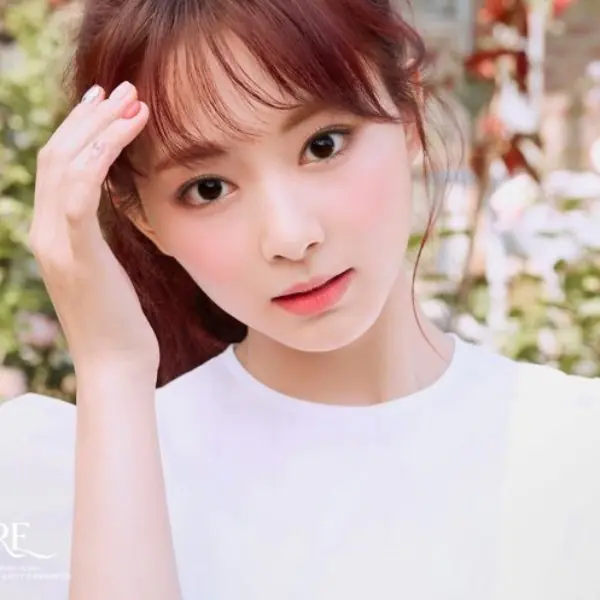 是洋娃娃啊！TWICE 新輯宣傳照出爐～周子瑜畫「嬌羞妝」引網暴動：我是女生都忍不住戀愛了～