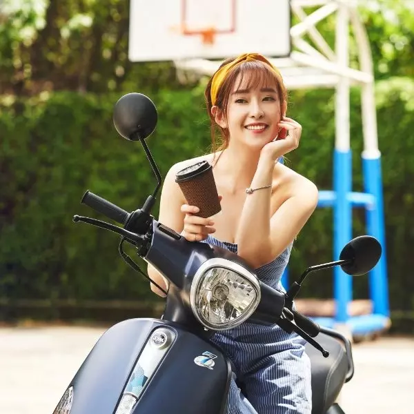 車陣中辣個女孩害我心跳漏拍，除了穿的很亮眼之外還騎得一手好車！