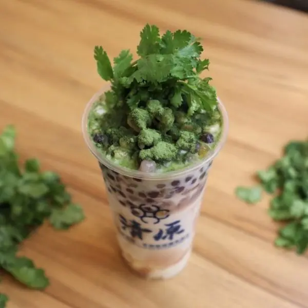 香菜控站出來！ 6 款超狂香菜飲品等你來挑戰，恨香菜聯盟：「綠成這樣合法嗎？」