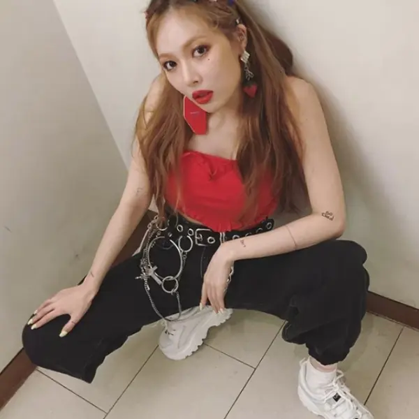 最會駕馭怪鞋的女人！「衣不驚人死不休」的泫雅，挑球鞋品味問題出在哪？