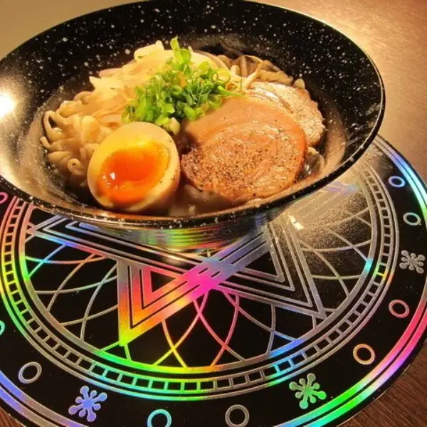 原來這就是中二的味道！日本推出超狂「中二病拉麵」，還送你搭配的魔法陣餐墊
