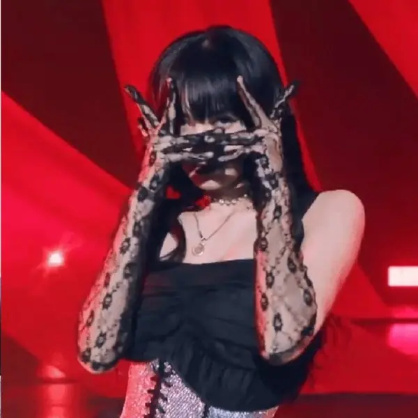 辣翻天！Lisa 首度挑戰蔡依林〈I’m Not Yours〉獨舞，網友：靠她撐起全場！