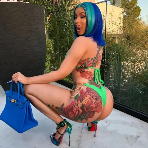 從脖子一路到大腿！Cardi B 裸體炫「超浮誇新刺青」一一拆解她瘋癲刺青的背後，竟都超有愛？
