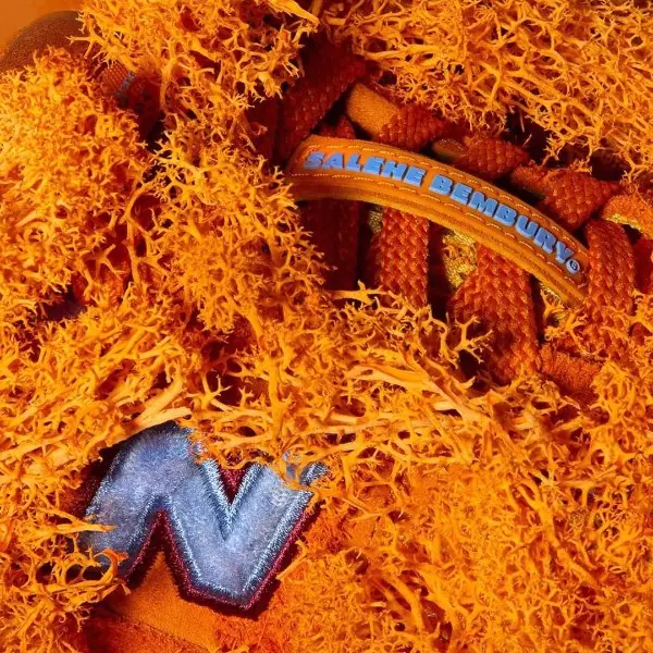 這個聯名會爆！Versace 鬼才鎖鏈鞋設計師 x New Balance 發出合作宣言，鞋迷：「爆款鞋預定！」