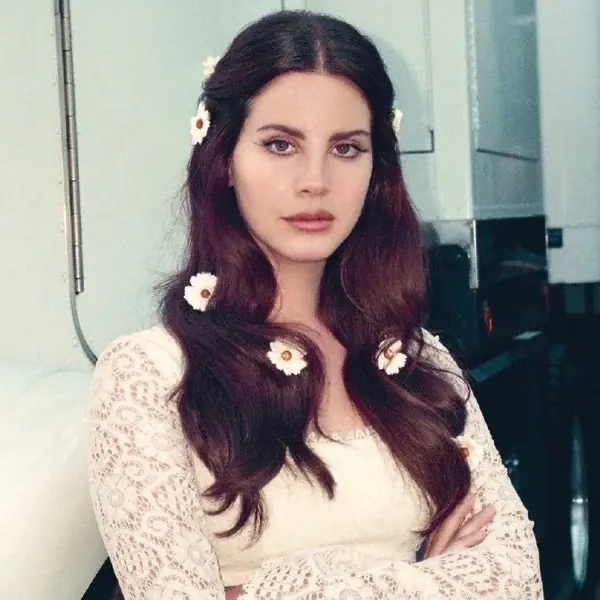 撿到槍！Lana Del Rey 點名亞莉安娜、卡蜜拉和 Cardi B「歌都在唱性感、裸體、性交」！