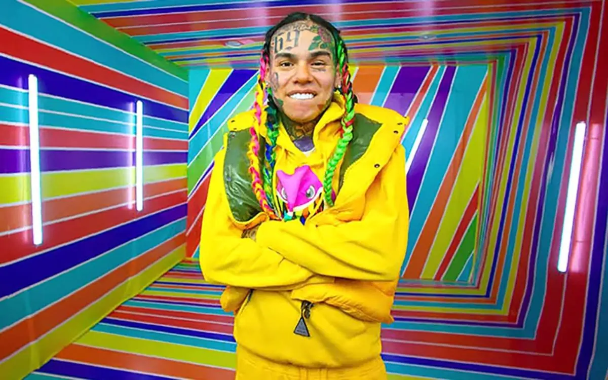 相似度高達 99% ！超ㄎㄧㄤ「女網友」扮 6ix9ine 開跑車在路上閒晃！網友傻眼：這仇家也會認錯吧⋯