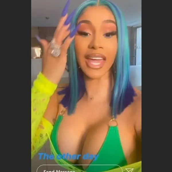 老娘就是敢露！Cardi B 秀出「火辣豪乳」送福利，高喊：居家隔離絕對讓我變胖了！