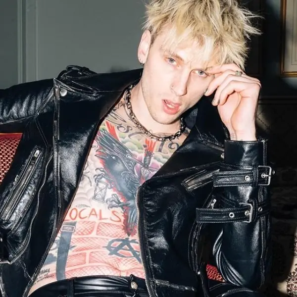 免刺磚頭也能變 MGK！不怕死男人「機關槍凱利」噴爆誘惑體香是它⋯網友：這香水會賣翻吧！