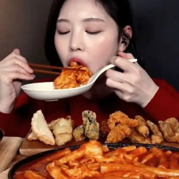 毛骨悚然！正妹大胃王吃播收音「超清楚詭異女聲」：這裡不只你一個⋯