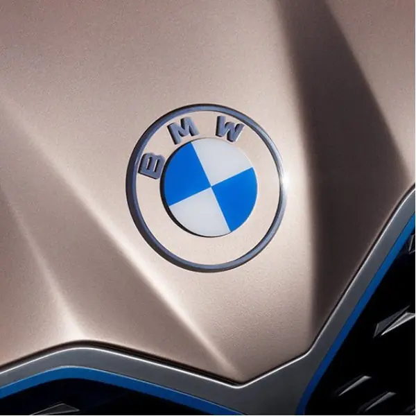 才不是照著念！BMW 原廠用 2 秒短片教你正確發音，網友驚：原來我們一直都念錯了