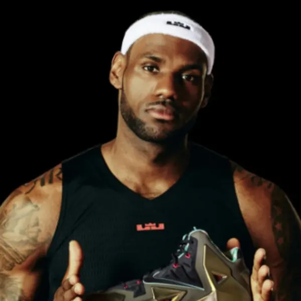 有洋蔥！三雙 LeBron James「超經典」簽名戰靴即將回歸，鞋迷：我當年都穿著它在場邊撒粉！