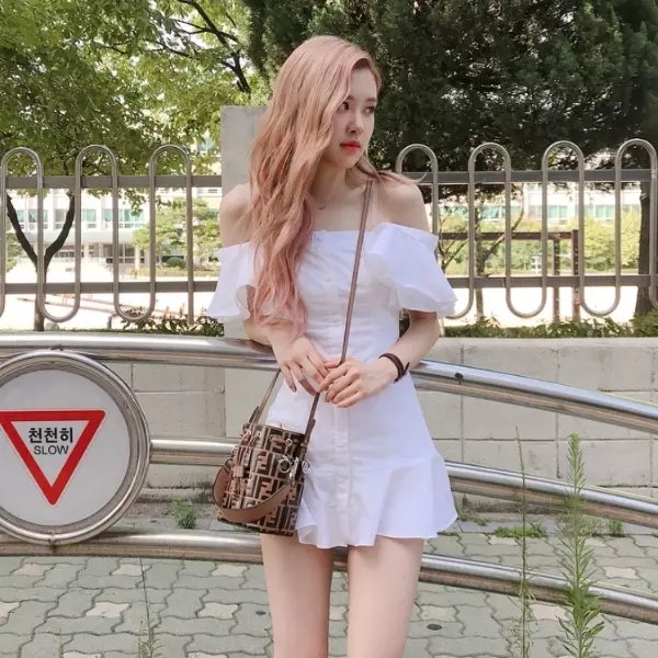 整團最辣其實是她！BLACKPINK 螞蟻腰代表 Rose 教妳穿出正港九頭身！網友：這樣穿不用再修圖了！