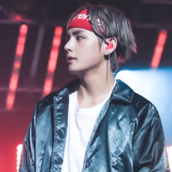 「帶貨少年團」不是叫假的！BTS 成員 V 一張推特照片意外讓身上「這件睡衣」賣到全球缺貨！