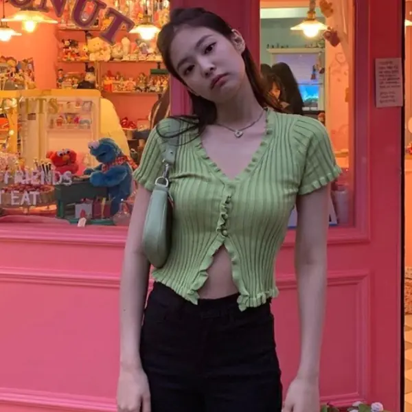 胸部大小都不是問題！辣到 Jennie、Kendall 狂買的「腰瘦衫」超犯規，腰圍直接小一吋還性感爆棚！
