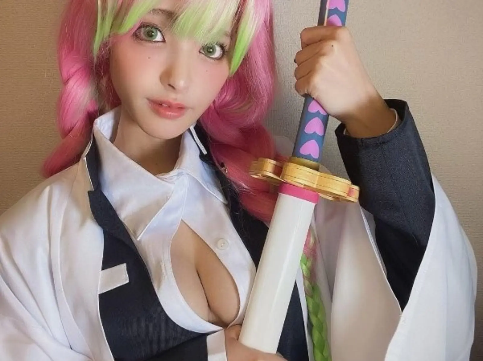 桃乃木香奈 Cos《鬼滅之刃》戀柱「曬超辣身材」，網友直呼：根本神還原！