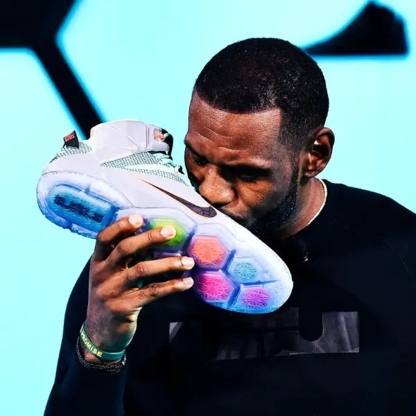 詹皇戰靴總整理，LeBron James 1 到 17 代你最愛哪雙？