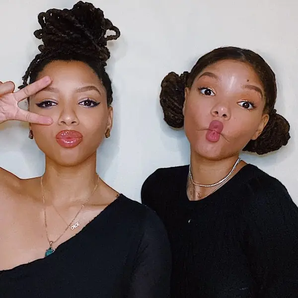 迪士尼真人版《小美人魚》女主角 Halle Bailey 宣告復工！與姊開心扮魚自拍～