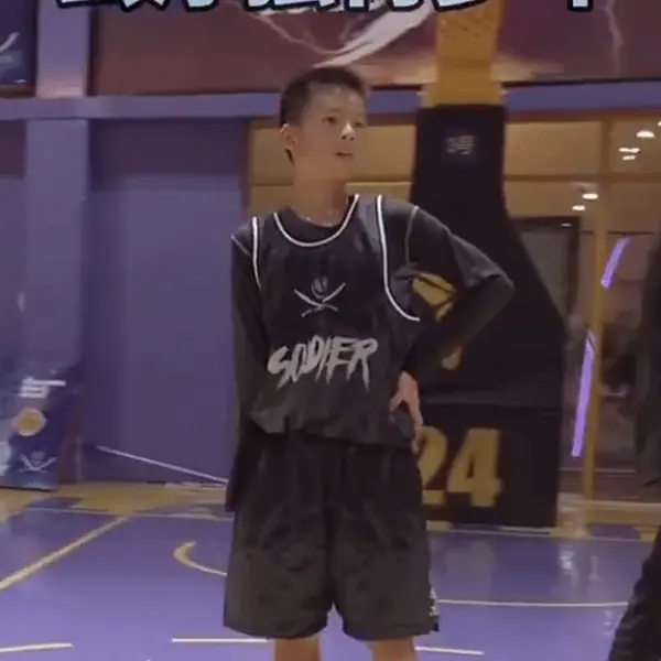 13 歲「獨臂少年」張家城打球影片爆紅，Lillard 也被圈粉！