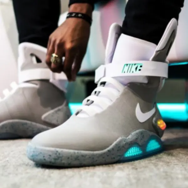 誇張鞋迷趁亂搶 Nike Air Mag 拍賣還標記「知名鞋店帶走的」！