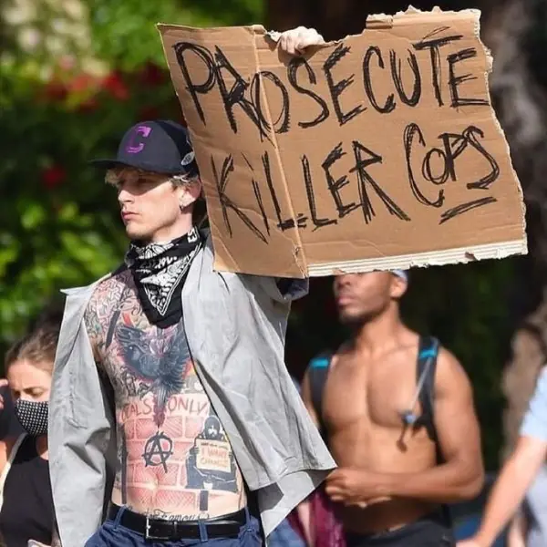 MGK 連續 4 天親自到場遊行抗議，粉絲捕捉帥氣身影！