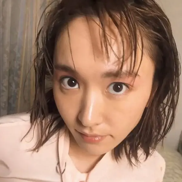 新垣結衣 の 謎之自拍～日本網友搞笑瘋傳：「女神不懂網美技巧！」