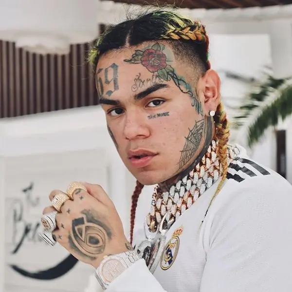 6ix9ine 和「超大管饒舌 OG」Akon 合作影片曝光～髮型惹議！ 