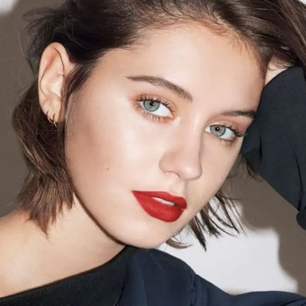 裘德洛女兒 Iris Law 繼承老爸性感帥顏， 3 關鍵成功殺進時尚圈！