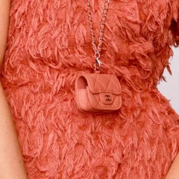 CHANEL 釋出「巨迷你包」，除了收納還能當作項鍊戴！