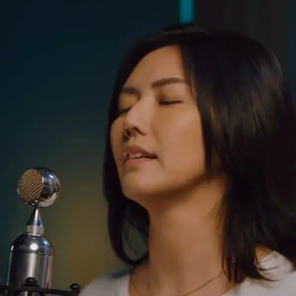孫燕姿驚喜線上直播一小時，live 演唱〈逆光〉和〈天黑黑〉7 首歌曲！